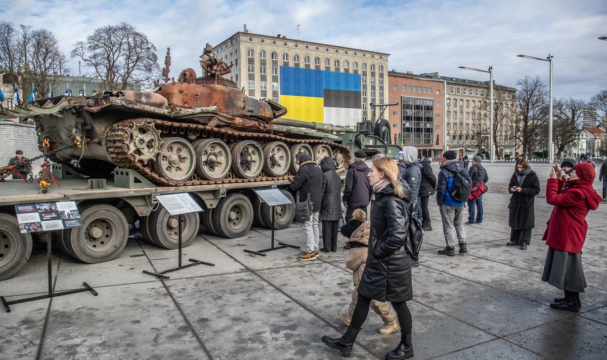 Подбитый российский танк на площади Вабадузе в ТаллиннеФОТО: PRIIT SIMSON