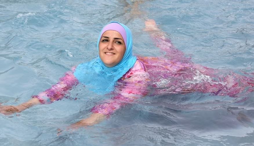 Буркини (бурка + бикини, также бодикини) — купальный костюм для мусульманок, разработанный ливанской дизайнером Ахедой Занетт. Keystone / Stephanie Pilick