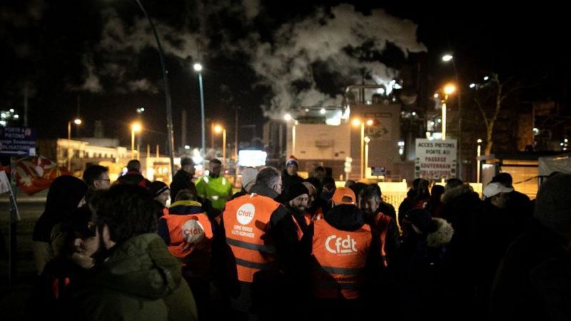 AFP Подпись к фото, Члены французских профсоюзов говорят, что заблокировали выезды со всех нефтеперерабатывающих заводов Франции