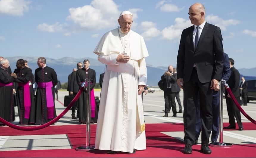 Папу Франциска приветствует тогдашний президент Швейцарии Ален Берсе, Женева, 2018 год. © Keystone / Peter Klaunzer