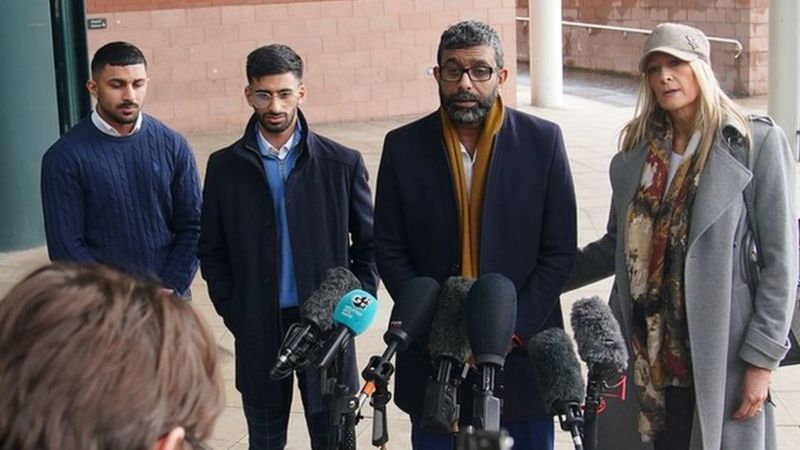 PA MEDIA Подпись к фото, Мохаммед Рамзан (второй справа) рассказал в суде, как из-за обвинений Уильямс против его семьи началась ужасная травля