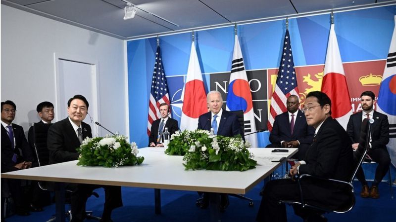 AFP Подпись к фото, Лидеры Южной Кореи и Японии периодически проводят встречи на международных площадках, но двухсторонние визиты остаются редкими