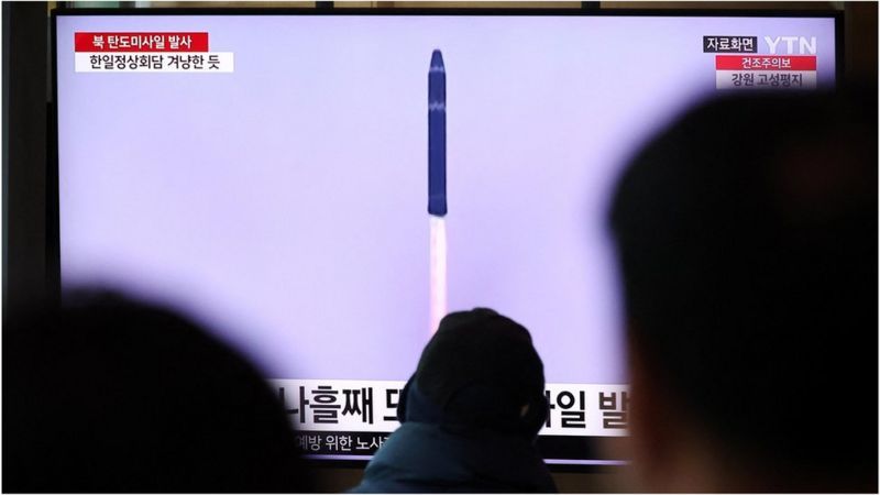 REUTERS Подпись к фото, Жители Сеула наблюдают за пуском северокорейской ракеты по телевидению