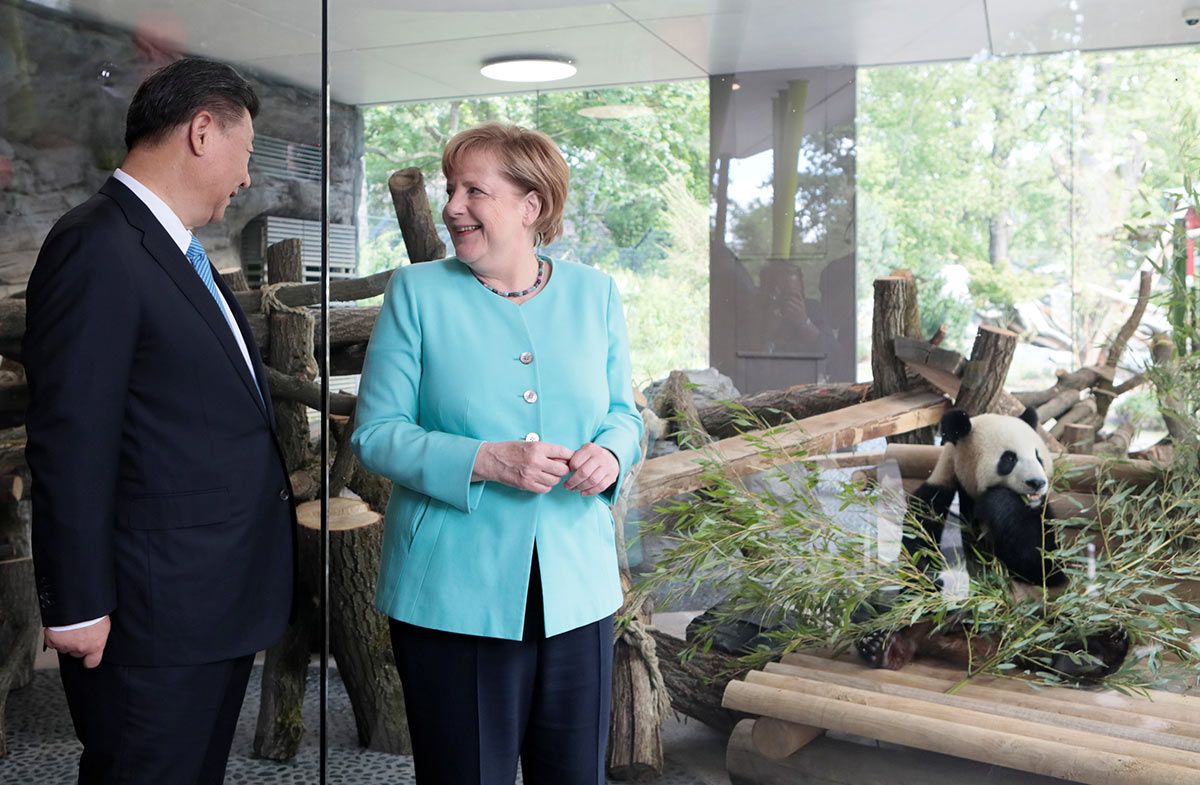 Си Цзиньпин и Ангела Меркель на церемонии открытия вольера для панд в зоопарке Берлина, 5 июля 2017 Axel Schmidt/DPA/TASS