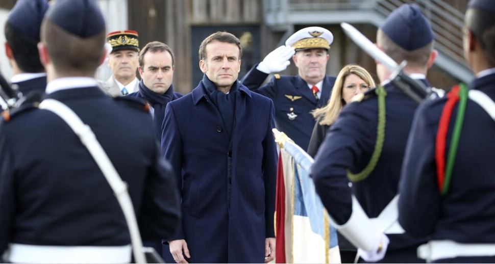 В пятницу, 20 января, Президент Франции Эмманюэль Макрон посетил авиабазу 118 в Мон-де-Марсан, где он выступил с программной речью о Вооруженных силах страны. AP - Bob Edme