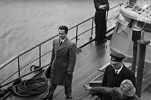British Pathé / YouTube Пань Лянь на палубе корабля во время возвращения в Великобританию