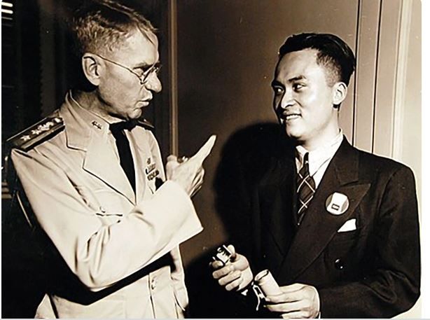 Wikipedia Пань Лянь во время разговора с американским адмиралом Юлиусом А. Фурером