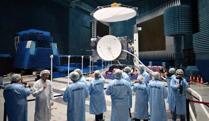 Зонд Juice в безэховой камере Европейского космического агентства ESA в Тулузе, во время настройки электронной техники, 5 апреля 2023 года. AFP - LIONEL BONAVENTURE