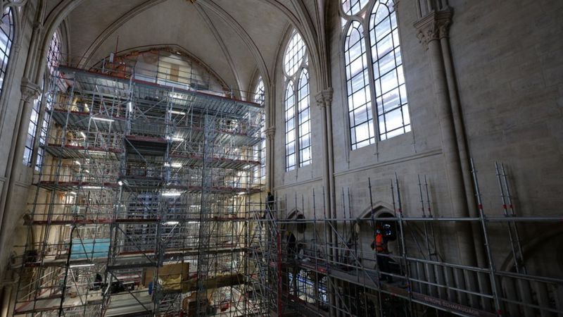 Workers inside Notre-Dame cathedralАВТОР ФОТО,ROMARIC TOUSSAINT © ETABLISSEMENT PUBLIC REBÂTIR N
