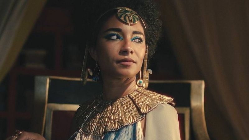 NETFLIX Подпись к фото, В сериале "Африканские царицы: Царица Клеопатра" сыграла британская актриса-мулатка Адель Джеймс
