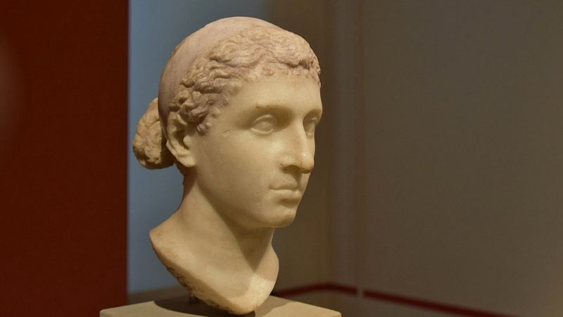 RICHARD MORTEL / WIKIMEDIA Подпись к фото, Прижизненный бюст Клеопатры, относящийся ко времени ее путешествий в Рим, был найден в Италии и сейчас находится в музее в Берлине