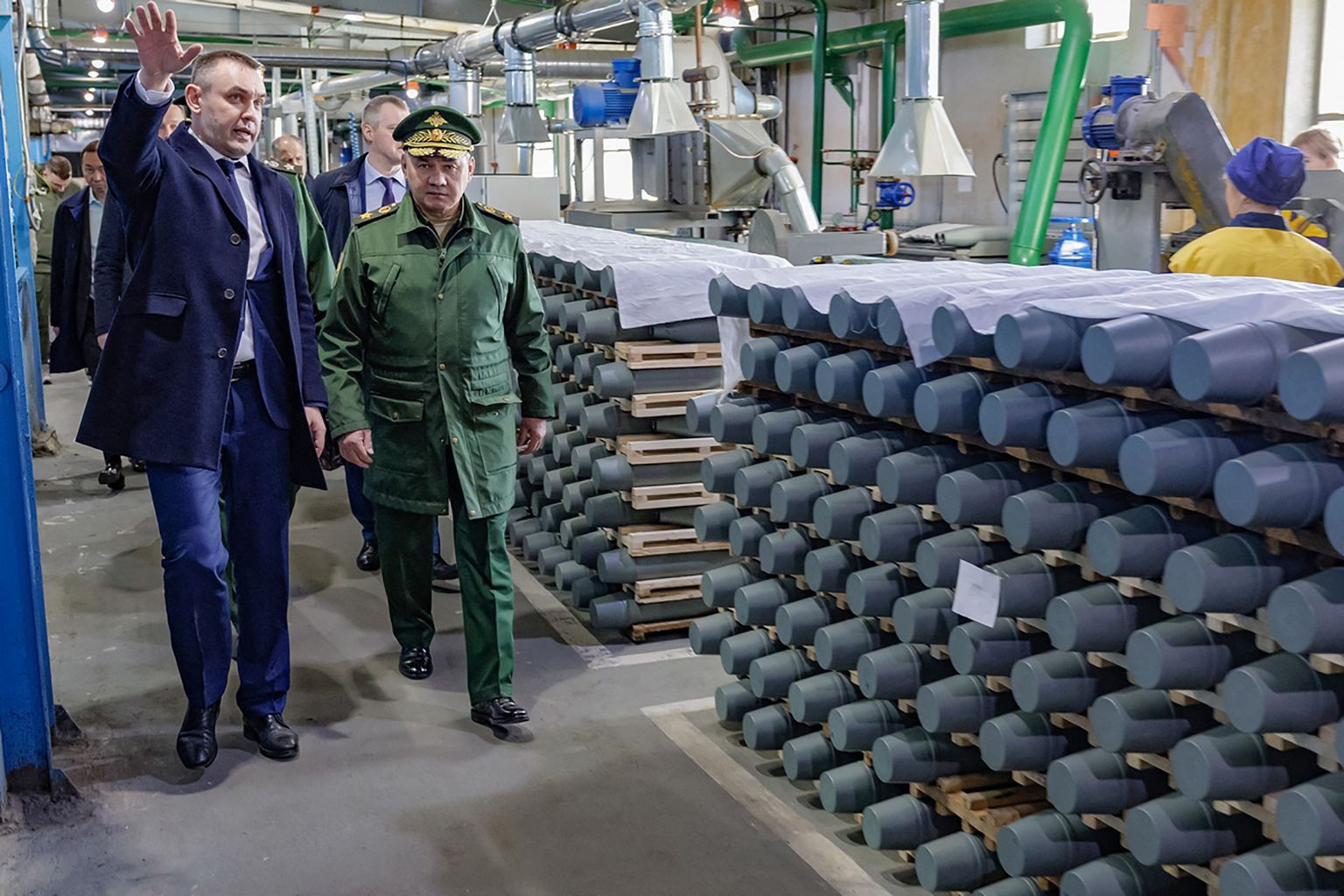 Министр обороны России Сергей Шойгу посетил завод по производству боеприпасов в Нижнем Новгороде в начале апреля. Фото: HANDOUT/Scanpix