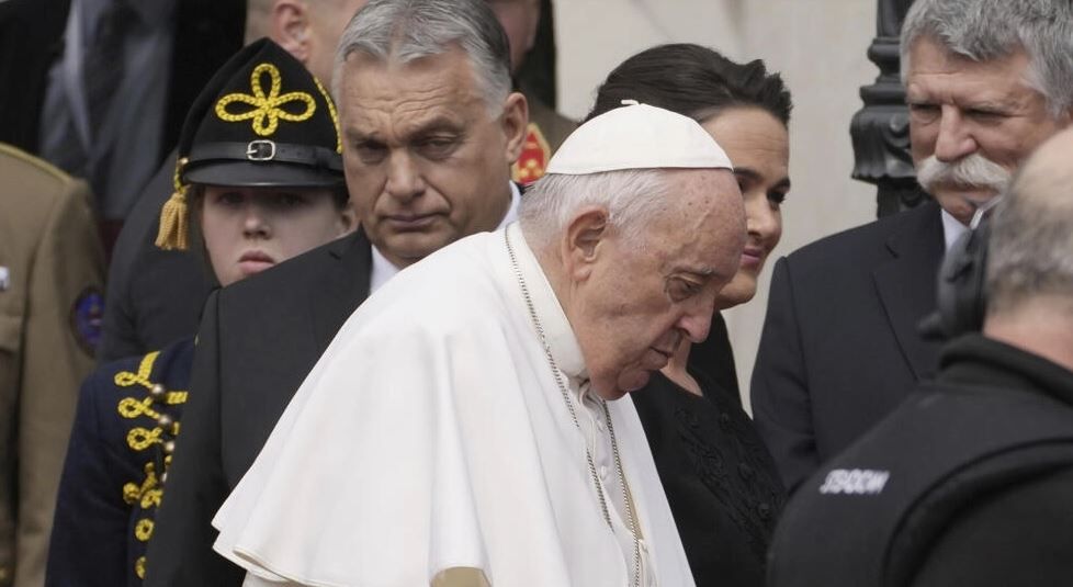 Le pape François en visite à Budapest, passe devant le Premier ministre hongrois Viktor Orban (à gauche), le 28 avril 2023. © Andrew Medichini/AP