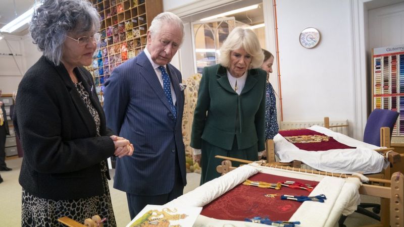 PA MEDIA Подпись к фото, Король Карл и Камилла в марте проверяли, как идут дела с вышивкой гербов для их кресел