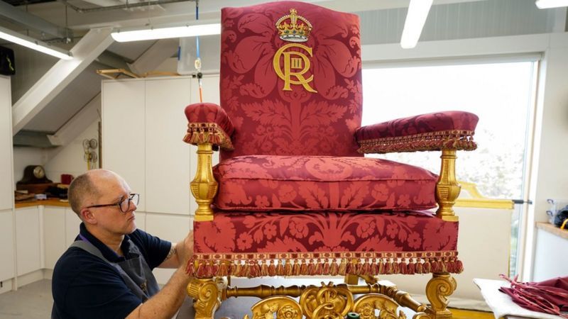 PA MEDIA Подпись к фото, Именные кресла Елизаветы II и принца Филиппа