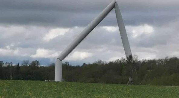 В Литве рухнула строящаяся ветряная электростанция Сегодня © Photo : Social media page of Akmenės rajono savivaldybė