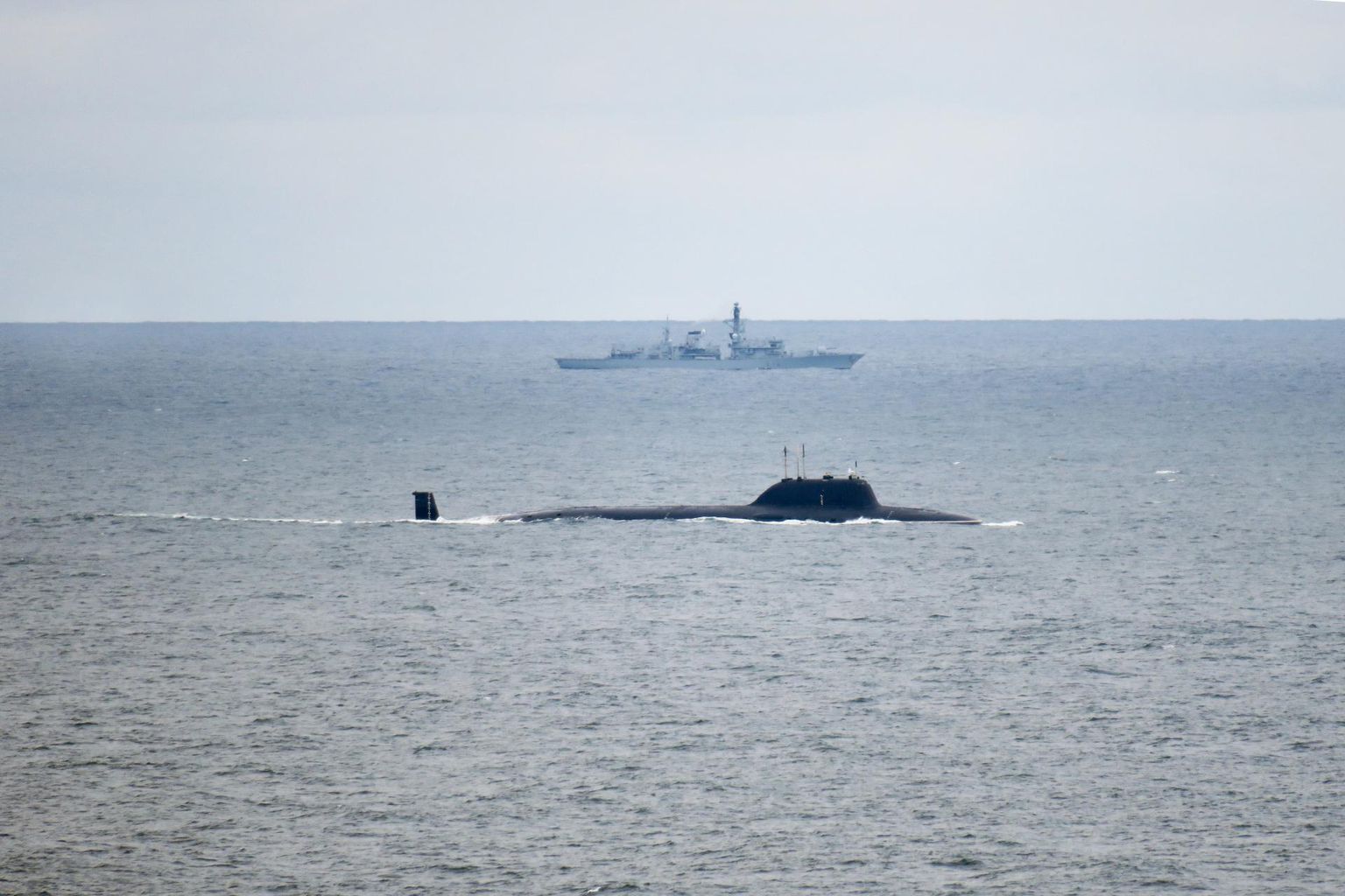 Британский военный корабль сопровождает российскую подводную лодку. Фото: Pophot Jay Allen/mod Cc/ Swns