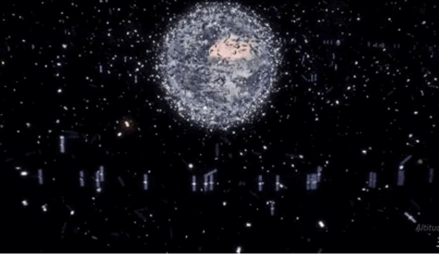 Эта анимация показывает, насколько переполнено мусором околоземное космическое пространство (масштаб фрагментов не соответствует реальному). ESA