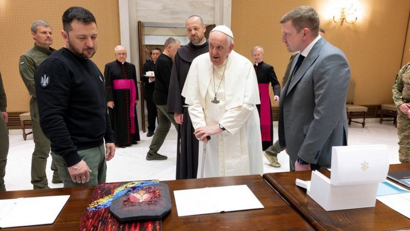 VATICAN MEDIA Подпись к фото, Зеленский подарил папе икону, написанную на пластине бронежилета
