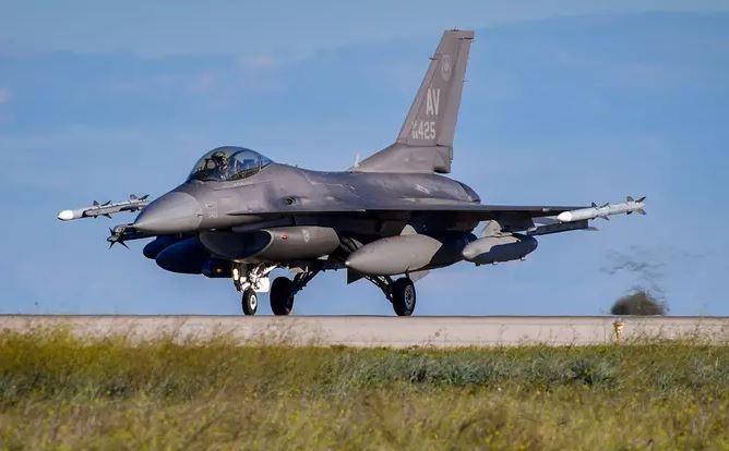 Истребитель F-16 ВВС США на учениях в Италии. Автор: SCANPIX/IPA MilestoneMedia/PA Images
