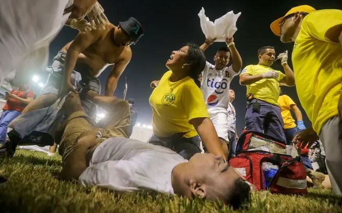 Трагедия на футбольном стадионе в Сальвадоре. Автор: SCANPIX / AP Photo / Milton Flores