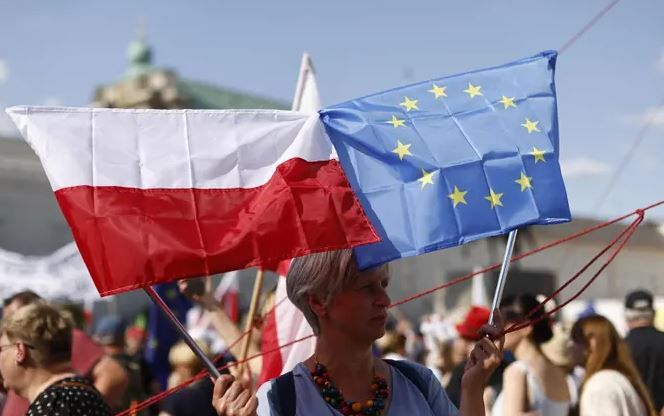 Флаги Польши и ЕС. Иллюстративное фото. Автор: SCANPIX/AFP/WOJTEK RADWANSKI