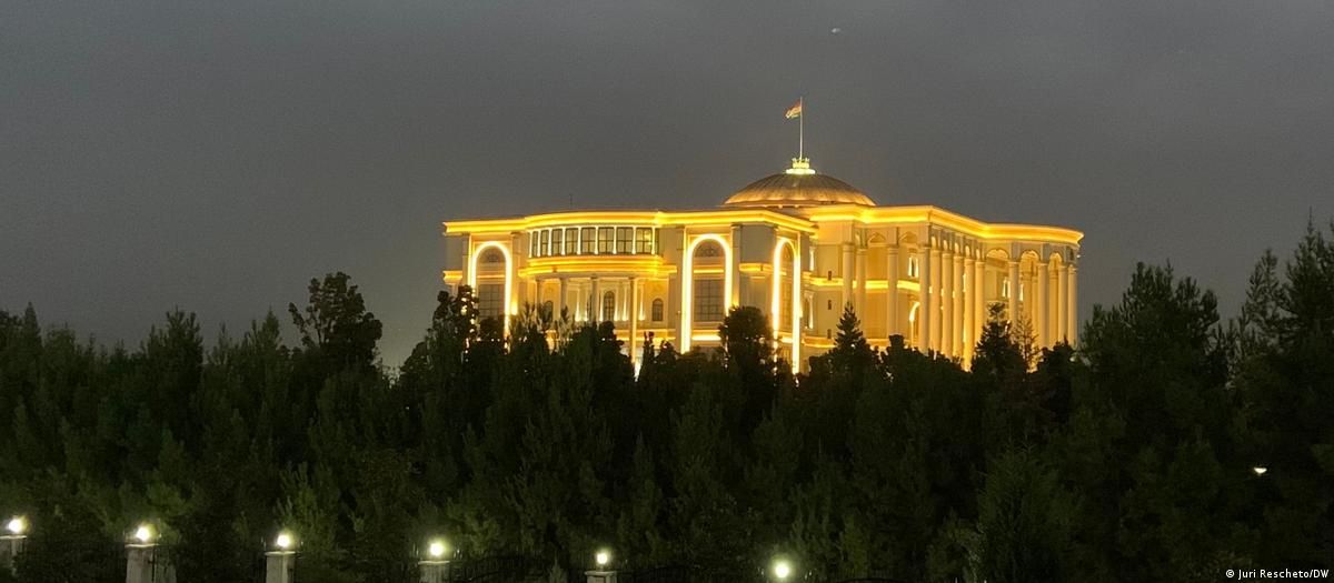 Дворец президента ТаджикистанаФото: Juri Rescheto/DW
