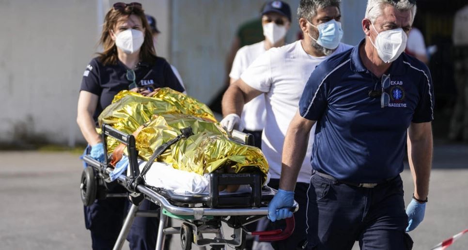 Медики везут пострадавшего при кораблекрушении в машину скорой помощи, порт города Каламата, около 240 километров к юго-западу от Афин, 14 июня 2023 года. AP - Thanassis Stavrakis