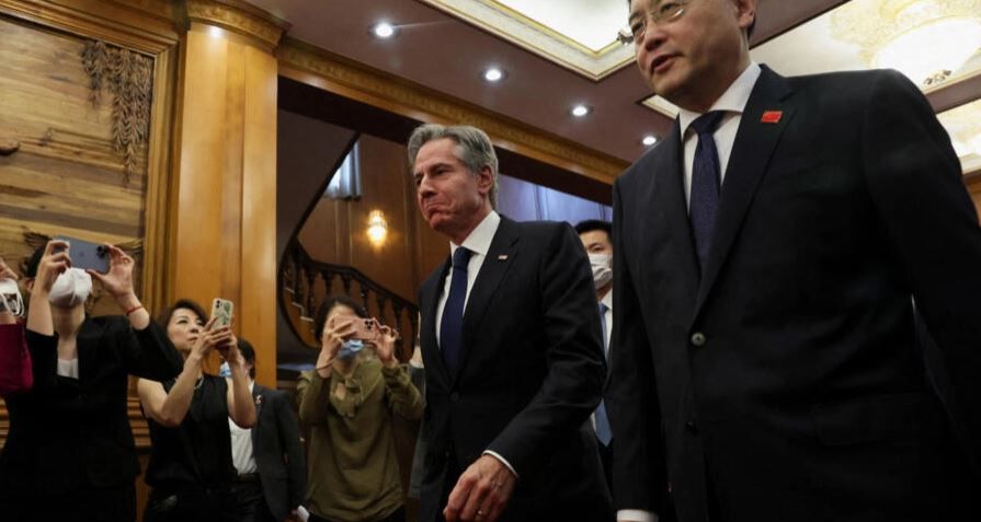 Госсекретарь США Энтони Блинкен и глава МИД КНР Цинь Ган в Пекине, 18 июня 2023 г. © REUTERS/Leah Millis/Pool