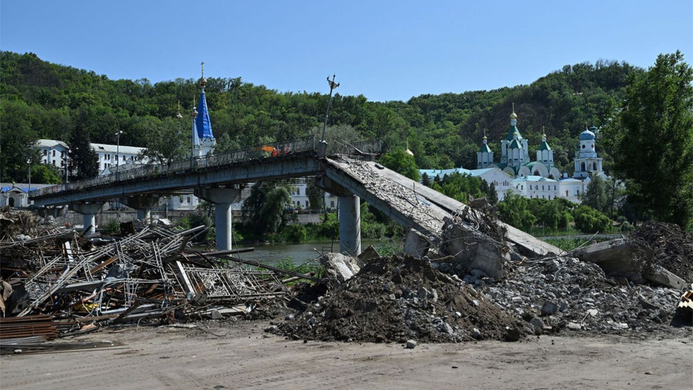 Разрушенный мост в городе Святогорск Донецкой области УкраиныGenya Savilov / AFP