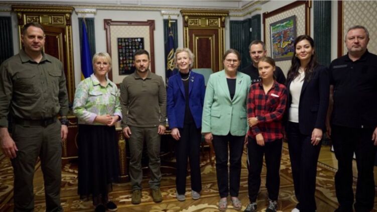 Грета Тунберг (третья справа) приехала в Киев. Фото: president.gov.ua