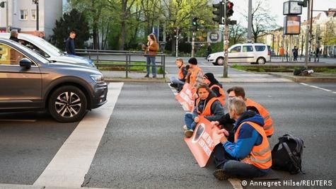Акции активистов из "Последнего поколения" доводят автолюбителей до белого каленияФото: Annegret Hilse/REUTERS