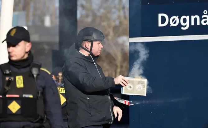 Датский ультранационалистический политик Расмус Палудан сжигает Коран. Автор: SCANPIX/EPA