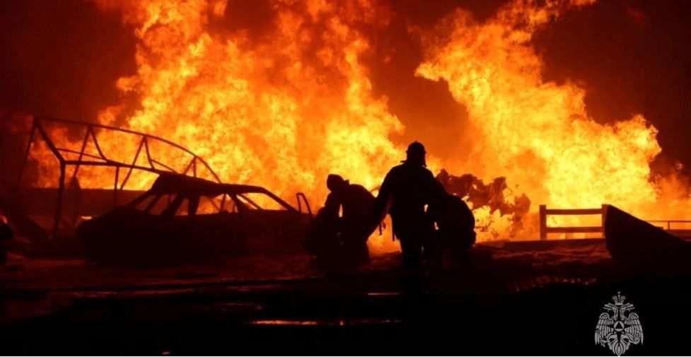 Пожар на АЗС в Махачкале в ночь на 15 августа 2023. via REUTERS - RUSSIAN EMERGENCIES MINISTRY