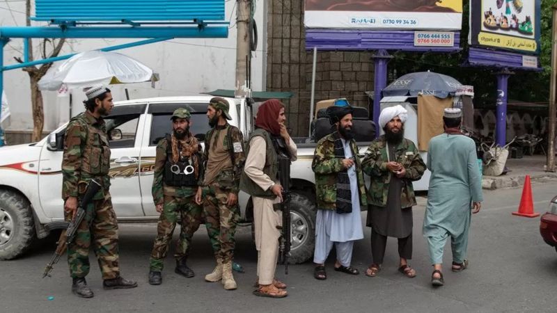 NAVA JAMSHIDI/BBC Подпись к фото, Боевики «Талибана» стоят на контрольно-пропускном пункте в Кабуле, сентябрь 2022 г.