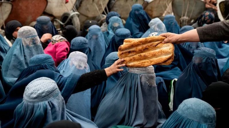 NAVA JAMSHIDI/BBC Подпись к фото, По мере усугубления нищеты в Афганистане все больше семей в Кабуле нуждаются в бесплатной продуктовой помощи