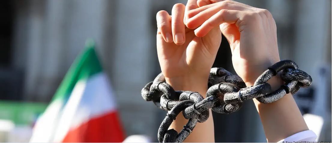 Во время акции протеста в Италии против режима в Иране
