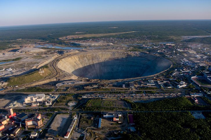 Кимберлитовая трубка «Мир» — одно из крупнейших российских месторождений алмазов, находится возле якутского города Мирный. Источник: Shutterstock/Fotodom.ru