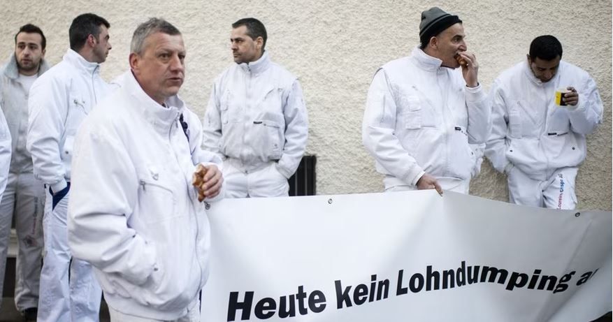 Штукатуры проводят демонстрацию против зарплатного демпинга на строительной площадке в Цюрихе в 2015 году. Keystone/ennio Leanza