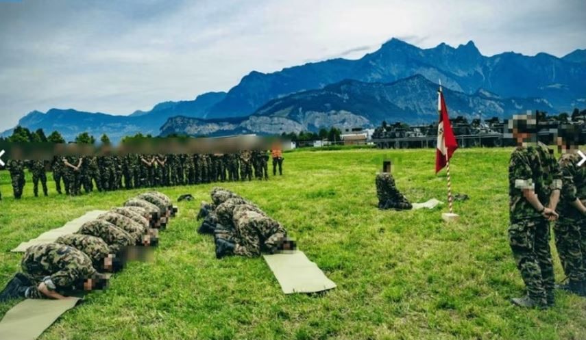 Одни в восторге, другие в ужасе: фотография молящихся мусульман-военнослужащих швейцарской армии, опубликованная в бесплатной газете 20 Minuten, стала причиной горячей полемики. zVg