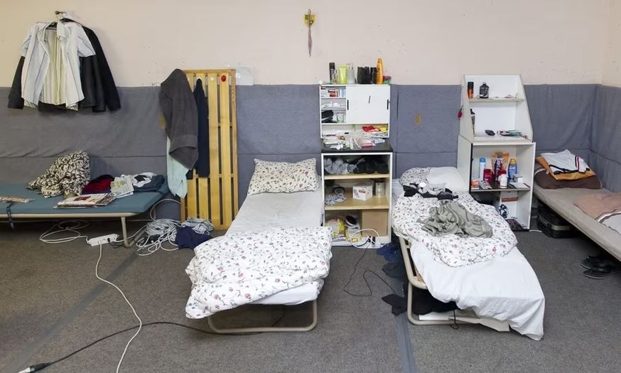 Раскрытый случай зарплатного демпинга (2011 год): словацким рабочим, ночевавшим на этих кроватях в бомбоубежище в Берне, по их собственным словам платили всего пять евро в час. Keystone / Peter Klaunzer