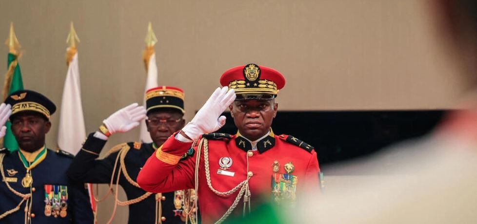 Генерал Брис Олиги Нгема принес присягу в качестве президента переходного периода Габона, Либревилль, 4 сентября 2023 года. © AFP