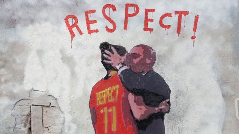 EPA Подпись к фото, Уличные художники в Барселоне нарисовали граффити по мотивам скандала