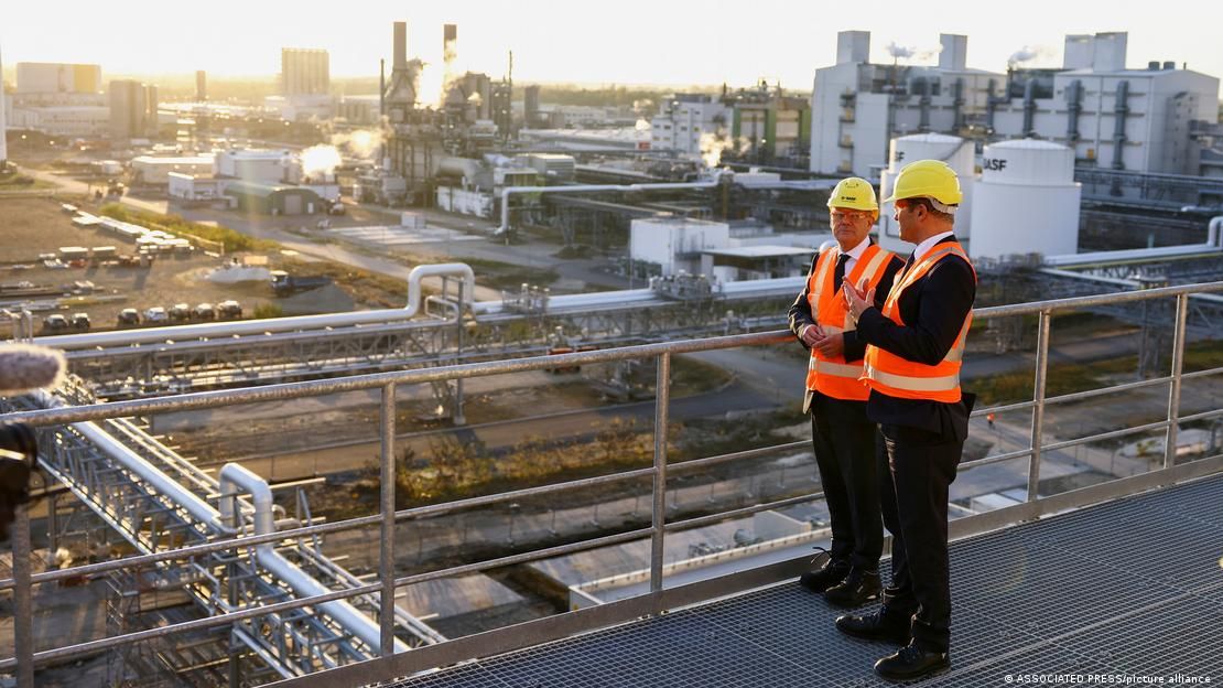 1 ноября 2022 года. Глава BASF Мартин Брудермюллер (справа) показывает канцлеру ФРГ Олафу Шольцу химический завод концерна в ШварцхайдеФото: ASSOCIATED PRESS/picture alliance
