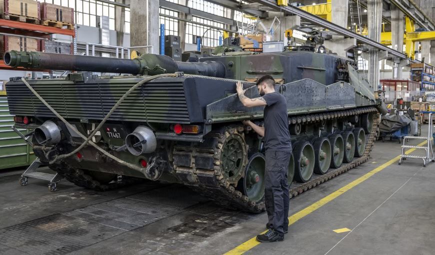 Швейцарский парламент одобрил перепродажу 25 танков Leopard 2 немецкому военно-промышленному концерну Rheinmetall. © Keystone / Peter Schneider