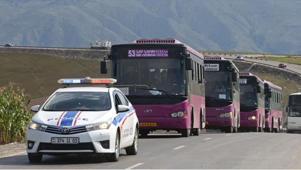 Автобусы с беженцами из Нагорного Карабаха. Местность близ села Корнидзор, Армения. Сентябрь 2023 г. (архивное фото)