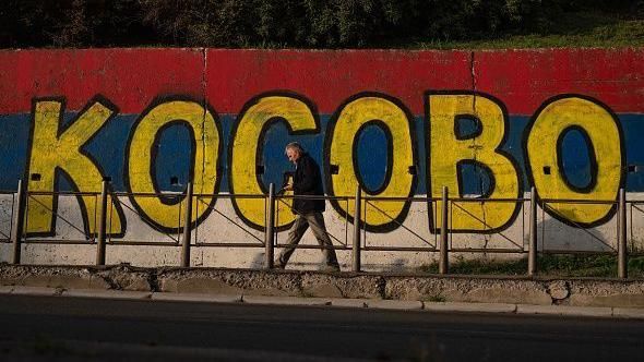 AFP Подпись к фото, В Сербии часто можно встретить такие муралы — название Косово на фоне сербского флага. Таким образом сербы декларируют, что считают Косово своей территорией