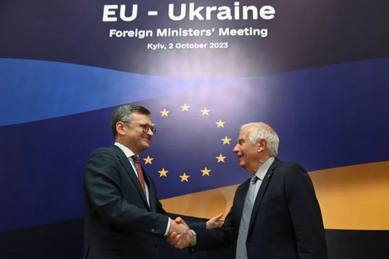 EPA Подпись к фото, В понедельник министры иностранных дел стран Евросоюза провели в Киеве саммит — первый в истории за пределами ЕС, — пообещав продолжать поддержку Украины