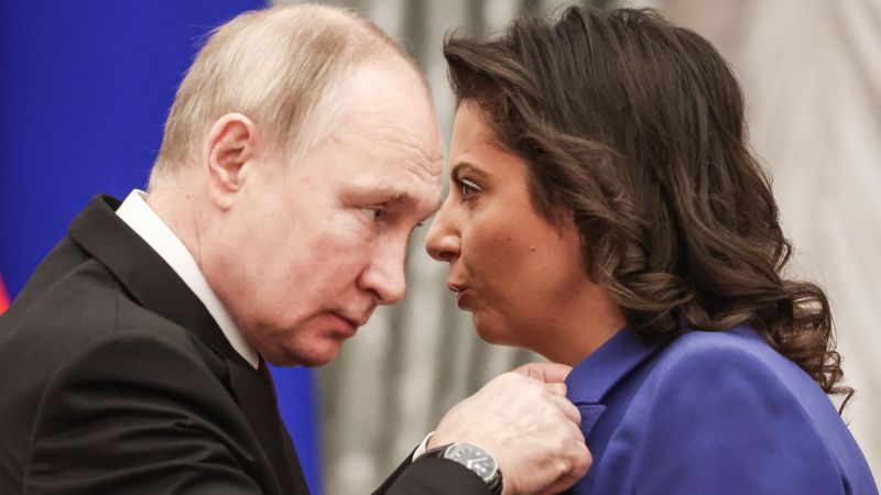 VALERY SHARIFULIN/TASS Подпись к фото, Маргарита Симоньян получает от Владимира Путина орден Почета в Кремле. Декабрь 2022 года