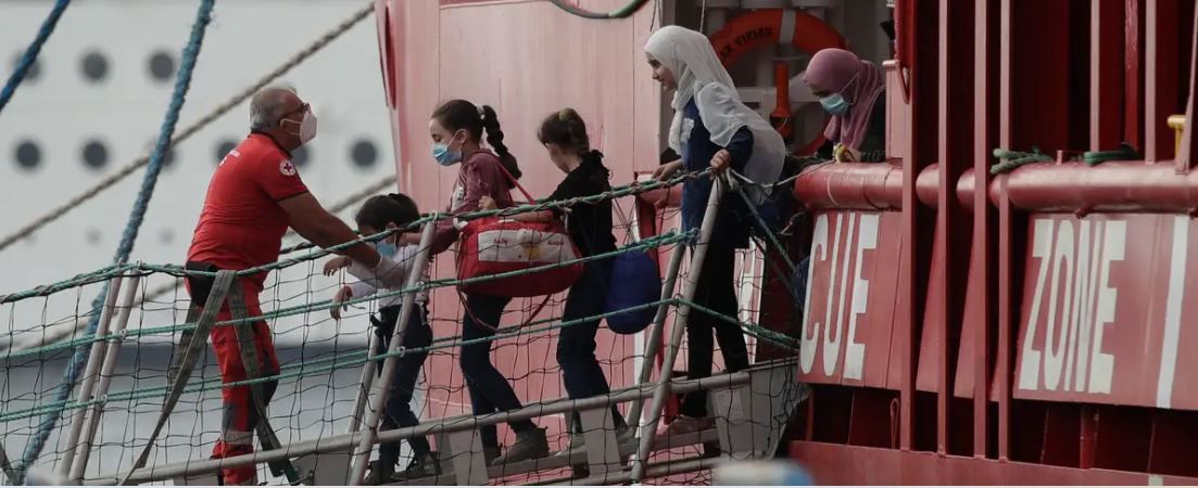 Мигранты, спасенные в Средиземном море, сходят с борта спасательного судна в ИталииФото: Salvatore Laporta//KONTROLAB/IPA/picture alliance